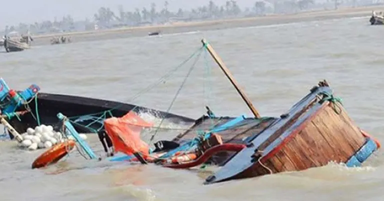 ডুবে যাওয়া ট্রলার উদ্ধার করা হয়েছে